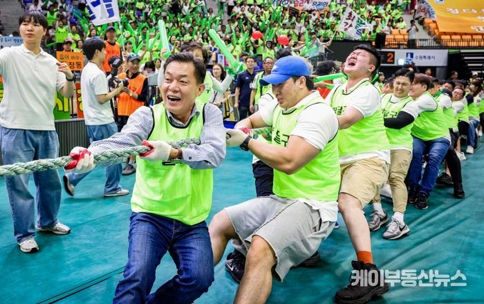 이재준 수원시장이 수원특례시 체육대회에서 시민들과 함께하고 있다.