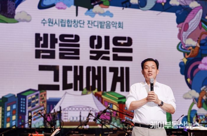 이재준 수원시장이 시민들에게 인사하고 있다.