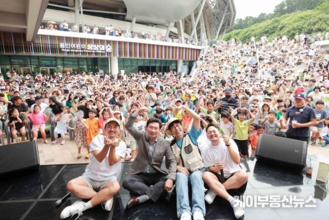 이상일 용인특례시장이 27일 용인어린이상상의숲 재개관 행사에서 시민들과 기념촬영을 하고 있다.