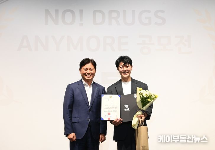 조용익 부천시장(왼쪽)과 ‘돌이킬수 없는’으로 부천시장상(1등)을 수상한 정재훈씨가 기념촬영을 하고 있다.
