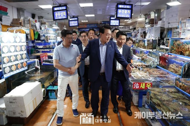 8월 31일 윤석열 대통령은 노량진 수산시장에 방문하여 상인들을 격려하고 오찬을 가졌다.