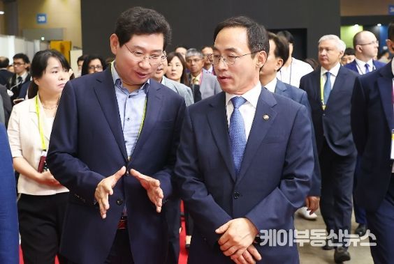 이상일 용인특례시장이 주요 내·외빈들과 개막식 후 진행된 전시관 투어를 하며 김오진 국토부 제1차관과 환담을 나누며 반도체 고속도로 건설 지원을 요청하고 있다.