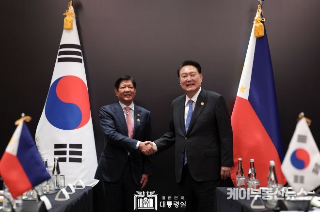 윤석열 대통령은 9월 7일 페르디난드 마르코스 필리핀 대통령과 한-필리핀 정상회담 및 FTA 서명식을 가졌다.