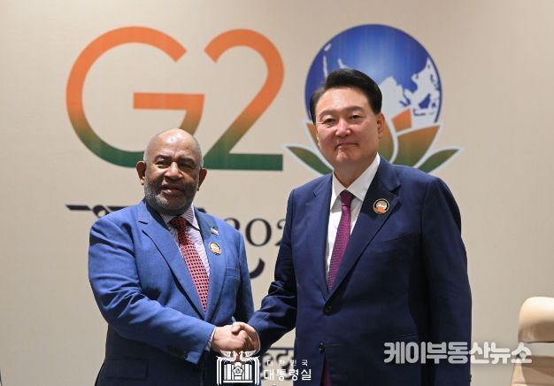 9월 9일 윤석열 대통령은 아잘리 아수마니 코모로 대통령과 한-코모로 정상회담을 가졌다.