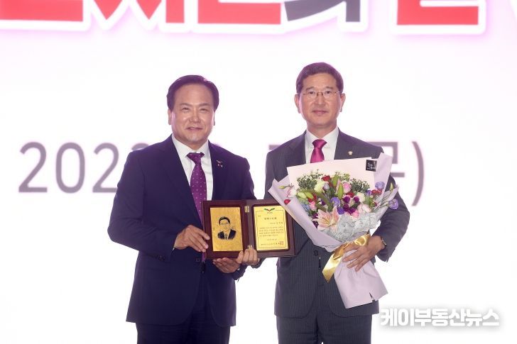제35회오산시민의날기념행사 명예시민증 수여(좌 이권재 시장, 우 김학용 의원)