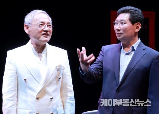 이상일 용인특례시장(오른쪽)이 지난 12일 포은아트홀에서 유인촌 대통령 문화체육특보를 만나 환담하고 모노오페라 ‘라 칼라스’ 공연을 관람했다.