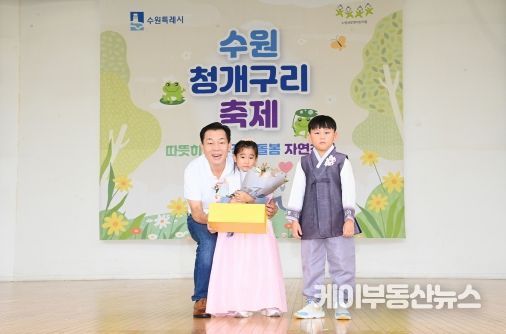 이재준 수원시장이 어린이들과 함께하고 있다.