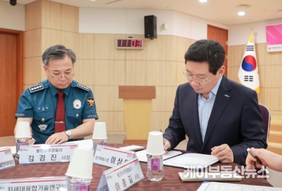'모빌리티 컨소시엄' 업무 협약서에 서명을 하고 있는 이상일 용인특례시장