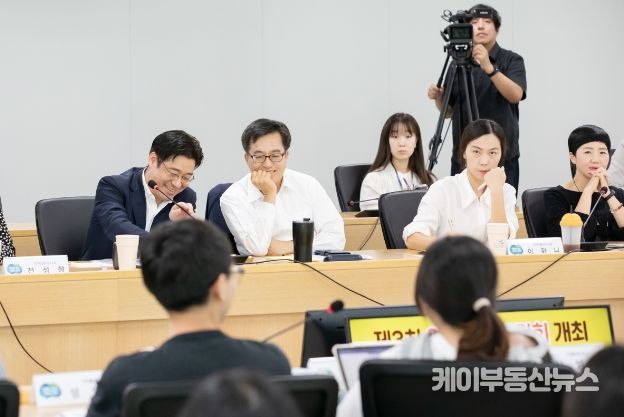 18일 오전 경기도청 다목적회의실에서 김동연 경기도지사, 오병권 행정1부지사, 인구톡톡위원회 위원 등이 참석한 가운데 제3차 인구톡톡위원회가 열리고 있다.