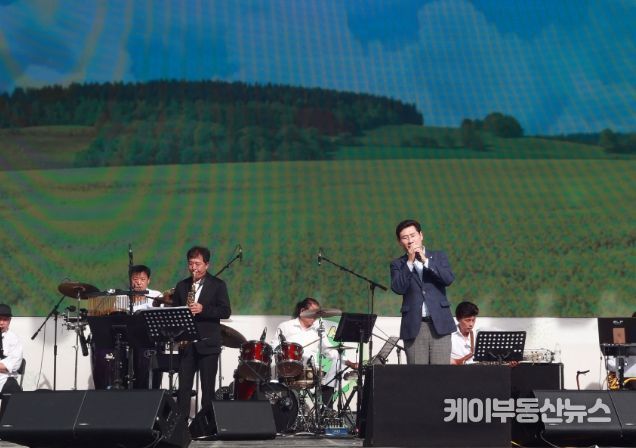 24일 열린 '제24회 용인시민 가요제'에서 정태춘 박은옥의 '봉숭아'를 열창하고 있는 이상일 용인특례시장