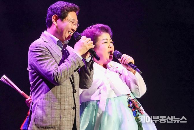 이상일 용인특례시장이 3일 저녁 용인 포은아트홀에서 열린 제20회 용인예술제에서 최근순 명창과 함께 임영웅의 ‘별빛 같은 나의 사랑아’를 부르고 있다.