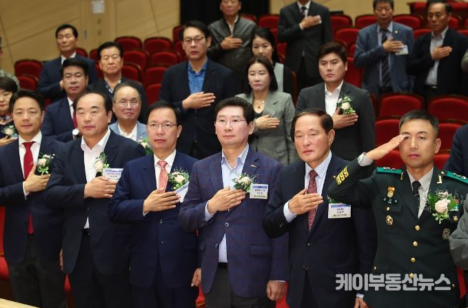 지난 5일 열린 용인시민안보포럼 창립식에 참석한 이상일 용인특례시장과 내빈들의 모습