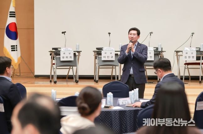 지난 5일 문화예술원 국제회의실에서 열린 '용인시 첨단모빌리티 정책 포럼'에 참석한 이상일 용인특례시장이 인사말을 하고 있다.