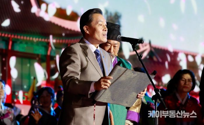 이재준 수원특례시장이 주제공연 ‘진찬연’에 출연해 메시지를 읽고 있다.