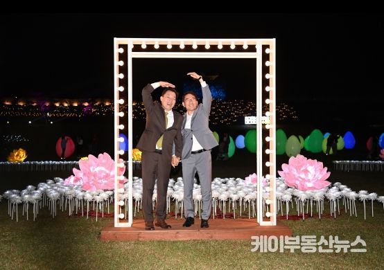 ‘2023 수원화성 미디어아트’ 개막식이 열린 지난 6일 이재준 수원특례시장과 김기정 수원특례시의회 의장이 포토존에서 기념촬영을 하고 있다.