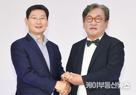 이상일 용인특례시장이 10일 시청 컨벤션홀에서 열린 김상협 대통령 직속 2050탄소중립 녹색성장위원회 위원장 강연회에서 김 위원장과 기념촬영을 하고 있다.