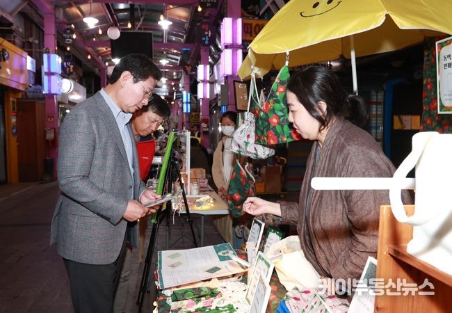 지난 13일 이상일 용인특례시장이 용인중앙시장에서 열린 '별빛마당 야시장'을 찾아 시민들을 만났다.