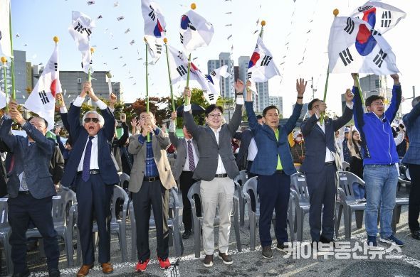 제10회 오라니장터를 찾은 김병수 시장과 홍철호 전 국회의원, 김현태 민주평통김포지회장, 김인수 의장, 박상혁 국회의원 등이 만세퍼레이드에 참여하고 있다. 좌측으로부터 네 번째가 김병수 시장.