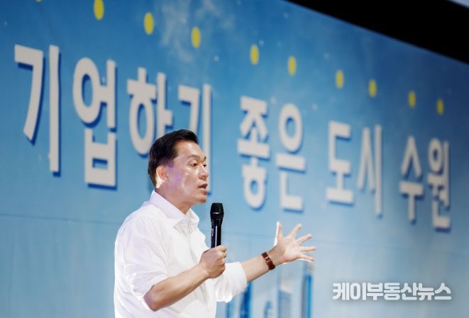 이재준 수원특례시장이 발언을 하고 있다.