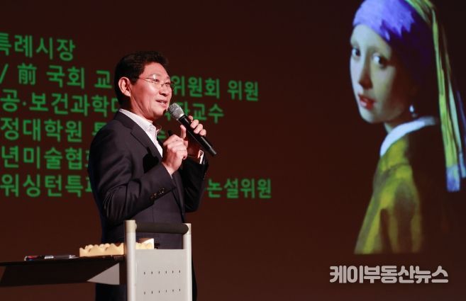 이상일 용인특례시장이 18일 한국카네기CEO클럽 용인총동문회 회원들을 대상으로 인문학 특강을 열었다.