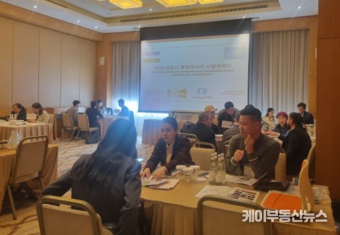 17일 우즈베키스탄 타슈켄트 상담장에서 바이어와 각 업체 대표간 미팅을 진행중이다.