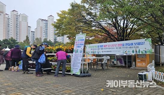 구리시가 장자생태공원에서 시민들에게 꽃을 무상으로 배부하고 있다.