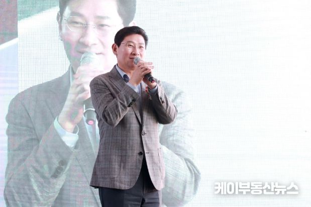 이상일 용인특례시장이 지난 21일 수지구청광장에서 열린 제4회 용인시 평생학습박람회에서 인사말을 하고 있다.