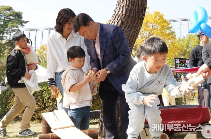 신상진 성남시장, 시청 공원 ‘육아데이’ 축제 참석