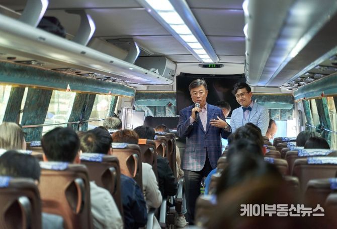 성남시가 지난 10월 28일 개최한 제부도행 4차 솔로몬(SOLO MON)의 선택 행사 버스안