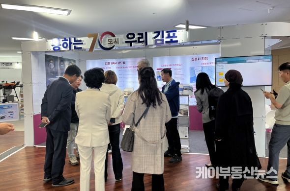 제1회 고흥 드론·UAM 엑스포에 참가한 관계자들이 김포부스를 찾아 설명을 듣고 있다