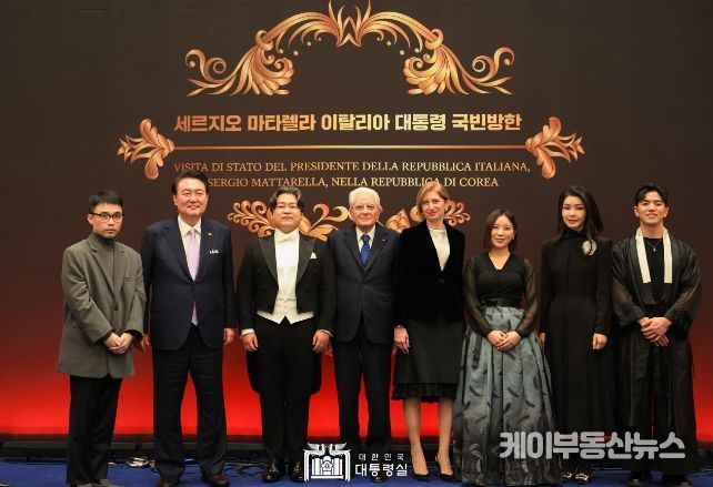 11월 8일 윤석열 대통령 부부는 세르지오 마타렐라 이탈리아 대통령과 영애를 초청해 공식 만찬을 가졌다.