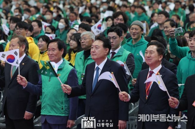 11월 12일 윤석열 대통령은 2023 전국새마을지도자대회 '청년의 약속 선포식'에 참석했다.