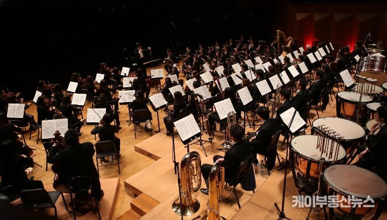 시민회관 공연장에서 진행되는 과천시립교향악단 연주회 모습