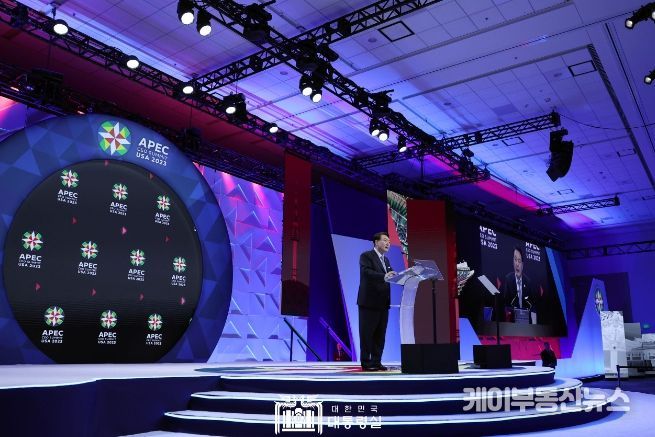11월 15일 윤석열 대통령은 APEC CEO Summit 행사에 참석해 기조연설을 했다.