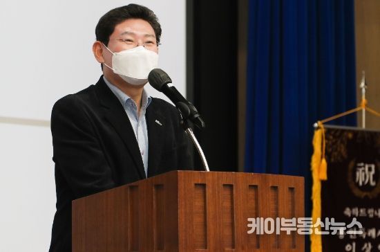 이상일 용인특례시장이 17일 제17회 아동학대 예방의 날 기념식에서 인사말을 하고 있다