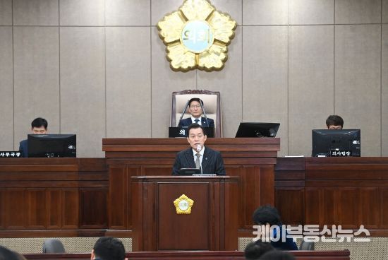 이재준 수원시장이 시정연설을 하고 있다.