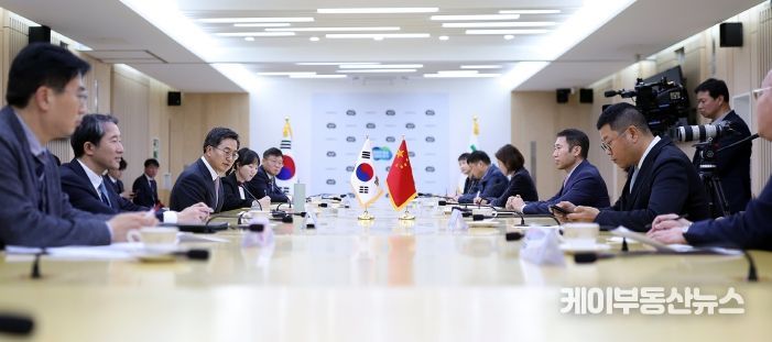 20일 오후 경기도청 북부청사에서 김동연 경기도지사가 중국 랴오닝성 무역교류단과 면담을 하고 있다.