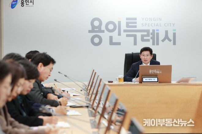 20일 열린 용인특례시 간부회의에 참석한 이상일 용인특례시장