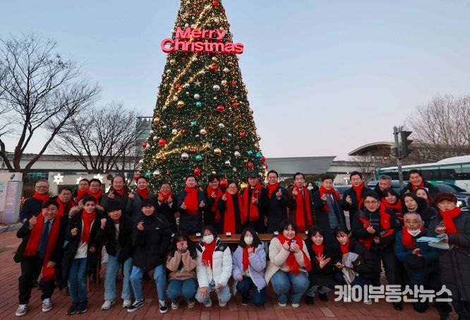 이상일 용인특례시장이 3일 시청 앞에서 열린 크리스마스트리 점등식에서 참가자들과 기념촬영을 하고 있다