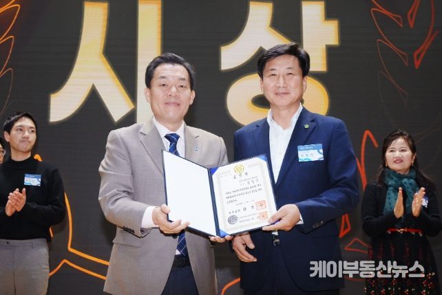 이재준 수원특례시장이 김범식 수원시 주민자치협의회장과 기념사진을 촬영하고 있다.