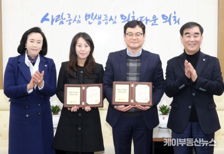 사진 왼쪽부터 정윤경 경기도의회 의원, '청소년 노동인권 교육 위해 봉사하는 의장 표창대상 노무사들, 염종현 경기도의회 의장)