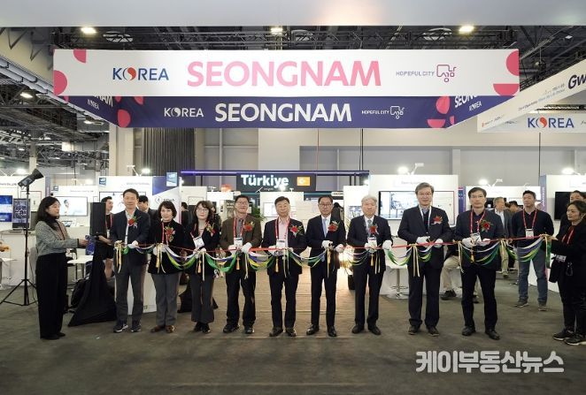 신상진 성남시장 ‘CES 2024’에서 첫 단독관인 CES 성남관 개관식 참석.