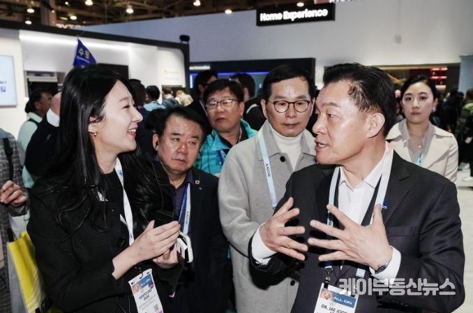 이재준 시장이 CES 2024 외국관, 한국관에 있는 기업의 전시관을 둘러보고 있다.