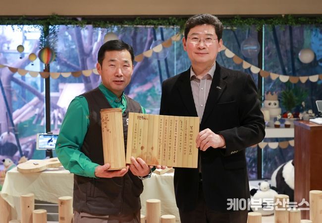 이상일 용인특례시장은 지난 8일 에버랜드 판다 월드를 방문해 오는 4월 중국으로 돌아가는 푸바오에게 용인특례시민의 마음을 담아 ‘특례명예시민’ 증서를 전달했다. 증서는 푸바오 할아버지 강철원 사육사가 대신 받았다.