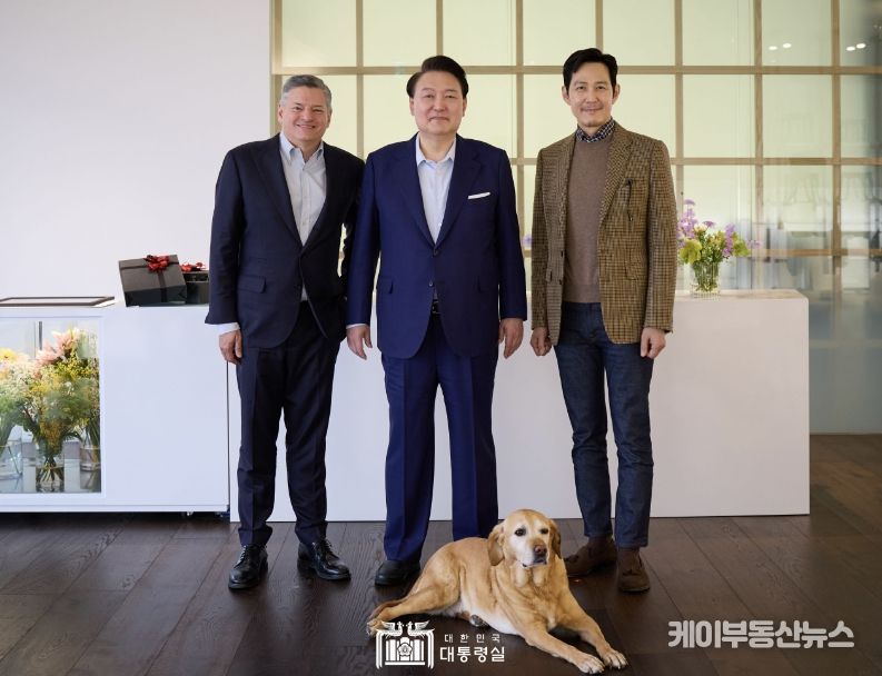 2월 17일 윤석열 대통령은 넷플릭스의 테드 서랜도스 공동대표와 넷플릭스 '오징어게임 2'에 출연하는 배우 이정재 씨를 대통령 관저로 초청해 오찬을 함께 했다.