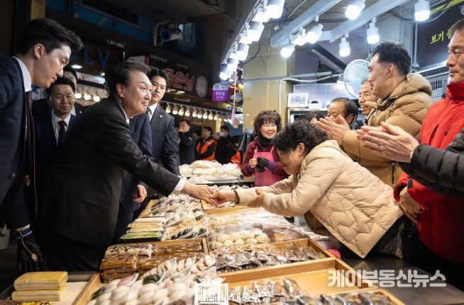 2월 21일 윤석열 대통령은 울산의 대표 전통시장인 신정상가시장을 방문했다.