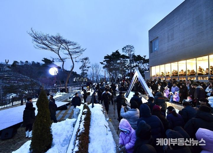 애기봉평화생태공원에서 정월대보름을 즐기고 있는 시민들