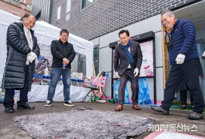이재준 수원시장이 정자시장 척사대회에 참석해 윷놀이를 하고 있다.