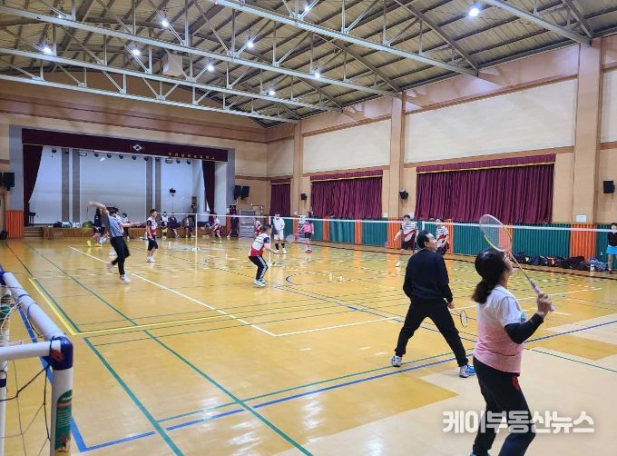 학교시설개방으로 부천삼정초등학교 체육관에서 배드민턴을 즐기고 있는 시민들 모습