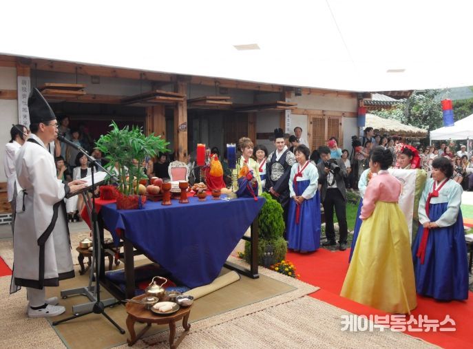 부천한옥체험마을에서 전통혼례를 올리고 있는 모습
